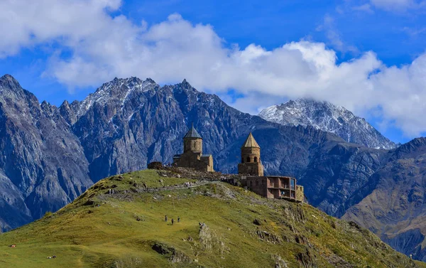 Gergeti-Dreifaltigkeitskirche (tsminda sameba) — Stockfoto