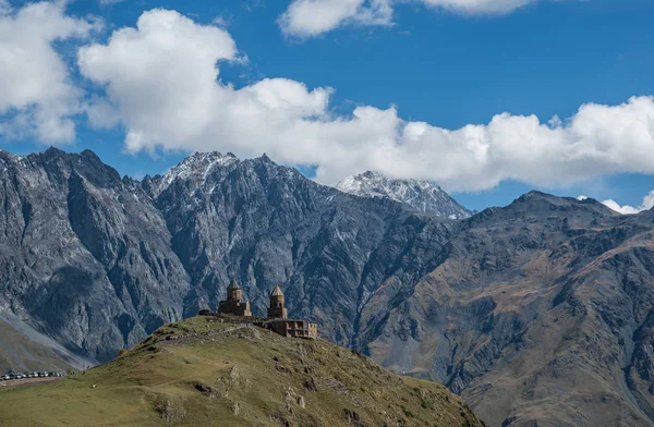 Gergeti-Dreifaltigkeitskirche (tsminda sameba) — Stockfoto