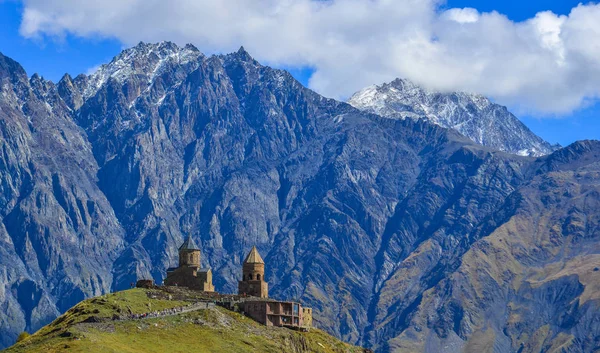 Gergeti-Dreifaltigkeitskirche (tsminda sameba) — Stockfoto