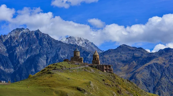 Gergeti-Dreifaltigkeitskirche (tsminda sameba) — Stockfoto