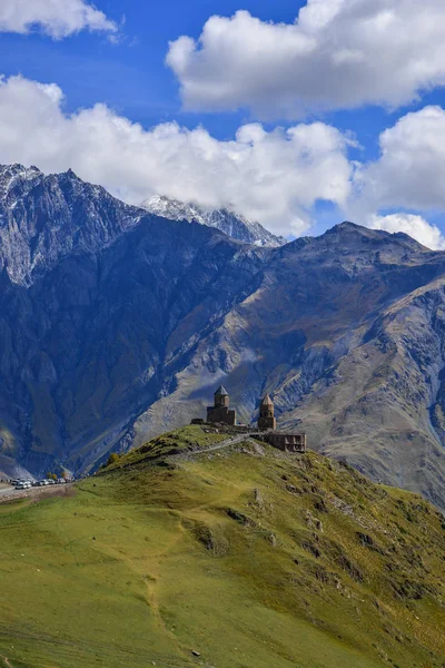 Gergeti-Dreifaltigkeitskirche (tsminda sameba) — Stockfoto