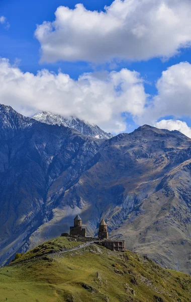 Gergeti-Dreifaltigkeitskirche (tsminda sameba) — Stockfoto