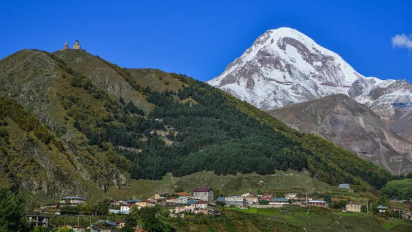 Bergslandskapet i Kazbegi, Georgien — Stockfoto