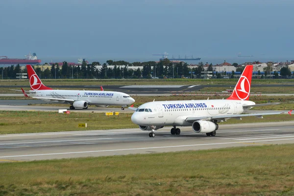 Vliegtuig taxiën op de start-en landingsbaan van de luchthaven — Stockfoto