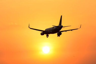 Sunset bulvarında açılış havaalanında uçak