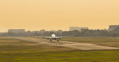 Sunset bulvarında açılış havaalanında uçak