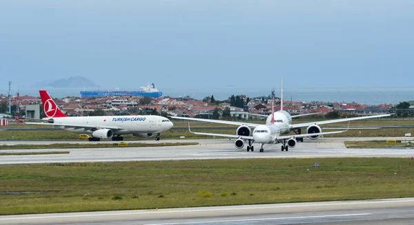 Airplane taxiing on runway of the airport — Stock Photo, Image