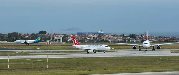 Avión que circula en la pista del aeropuerto — Foto de Stock