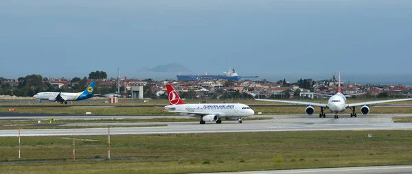 Taxi aereo sulla pista dell'aeroporto — Foto Stock