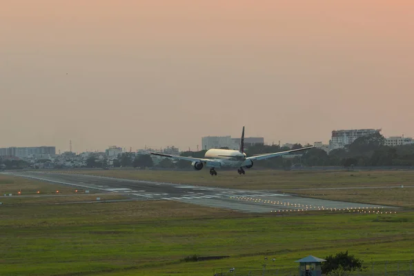 Letadlo přistává na letišti na západ slunce — Stock fotografie