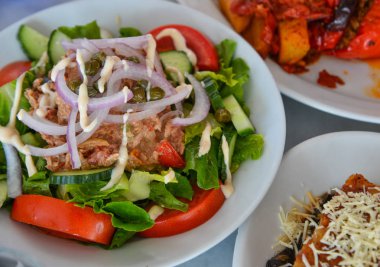 Yerel restoranda Yunan salatası 