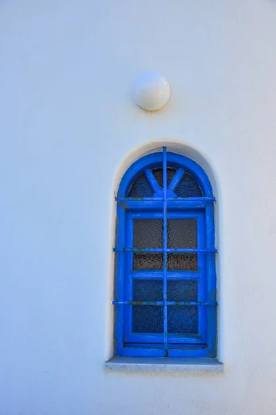 Ventana azul en casa típica en Grecia —  Fotos de Stock