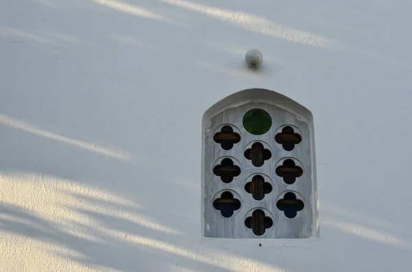 Janela azul na casa típica na Grécia — Fotografia de Stock