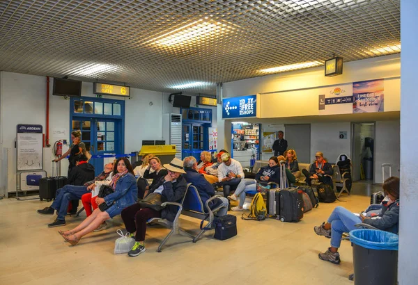 Passeggeri in attesa all'aeroporto internazionale — Foto Stock