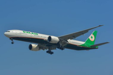 Sivil uçak havaalanına iniş 