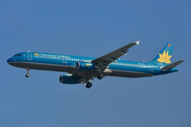 Sivil uçak havaalanına iniş 