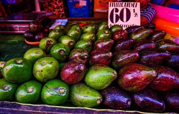 Frutas de aguacate en el mercado local — Foto de Stock