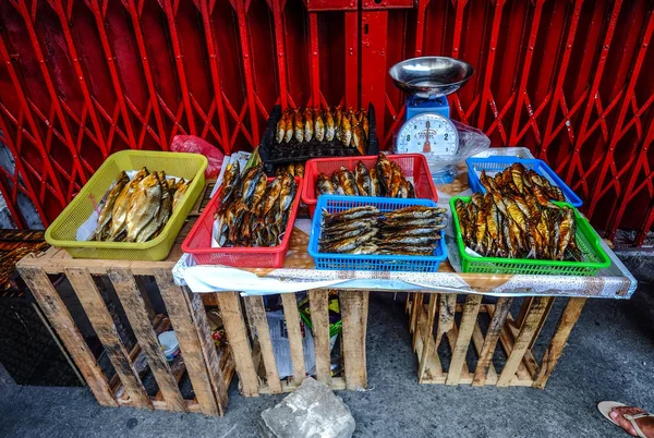Сушена риба на місцевому ринку — стокове фото