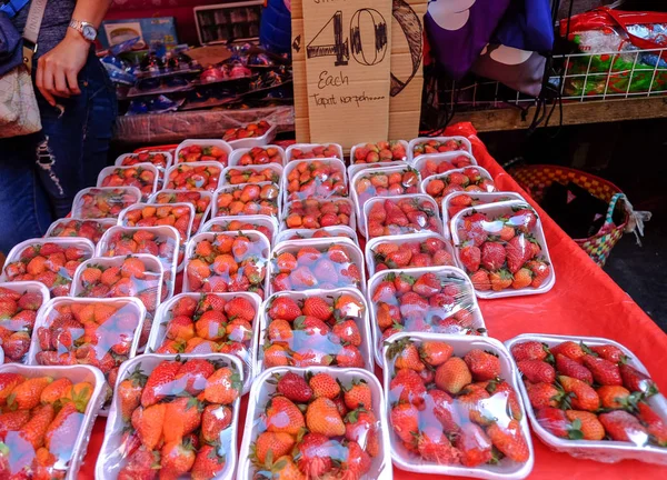 Frutas rojas de fresa en el mercado rural —  Fotos de Stock