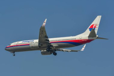 Sivil uçak havaalanına iniş 