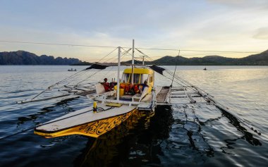 Coron Adası'nın turuncu günbatımı manzara 