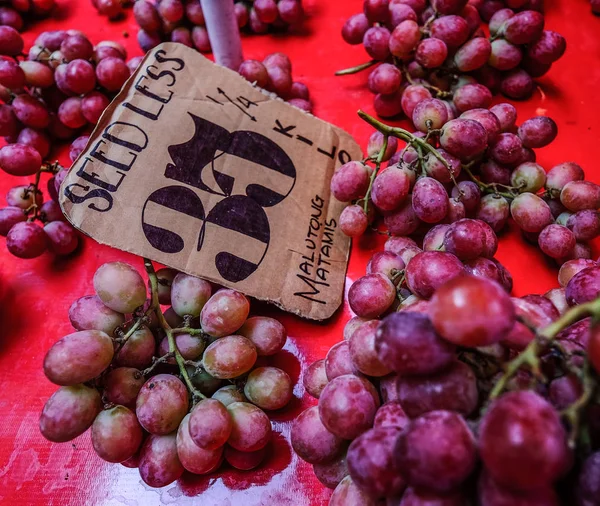 Uva fresca in vendita sul mercato rurale — Foto Stock