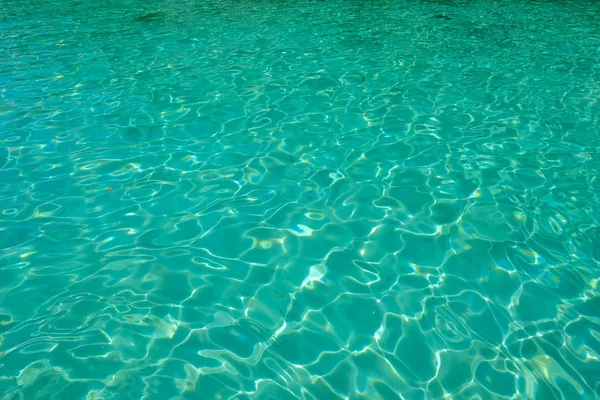 Бирюзово-голубая текстура тропической морской воды — стоковое фото