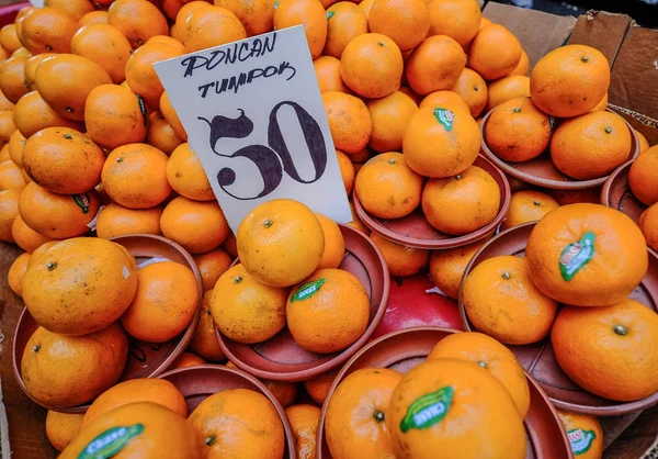 Oranžové plody pro prodej na místním trhu — Stock fotografie