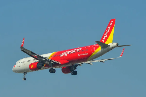 Avión civil aterrizando en el aeropuerto — Foto de Stock