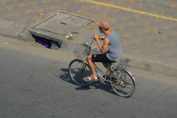 Un uomo in bicicletta per strada a Saigon, Vietnam — Foto Stock