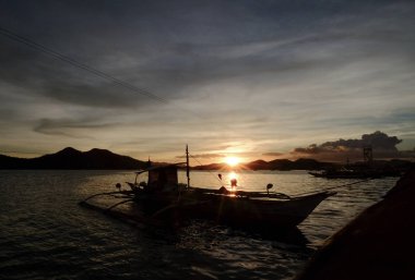 Coron Adası'nın turuncu günbatımı manzara 