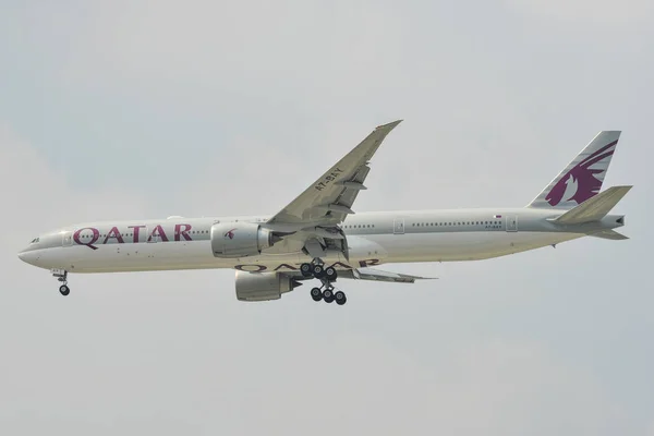 Airplane landing at Tan Son Nhat Airport — Stock Photo, Image