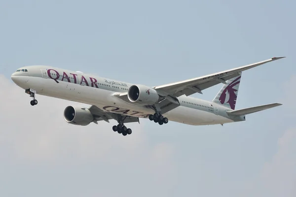 Airplane landing at Tan Son Nhat Airport — Stock Photo, Image