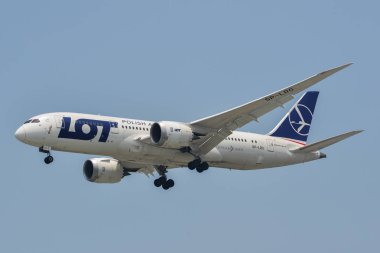 Tan Son Nhat Havaalanı iniş uçak