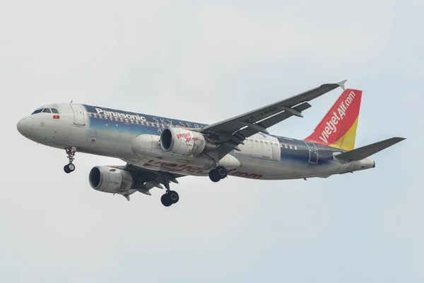 Avião aterrissando no Aeroporto de Tan Son Nhat — Fotografia de Stock