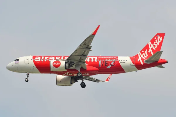 Avión aterrizando en el aeropuerto Tan Son Nhat — Foto de Stock