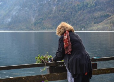 Yaşlı bir kadın gölde arıyorsunuz 