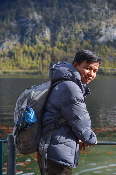 Aziatische jongeman ontspannen in de buurt van het meer — Stockfoto
