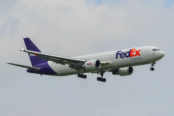 Passenger airplane landing at Bangkok Airport — Stock Photo, Image