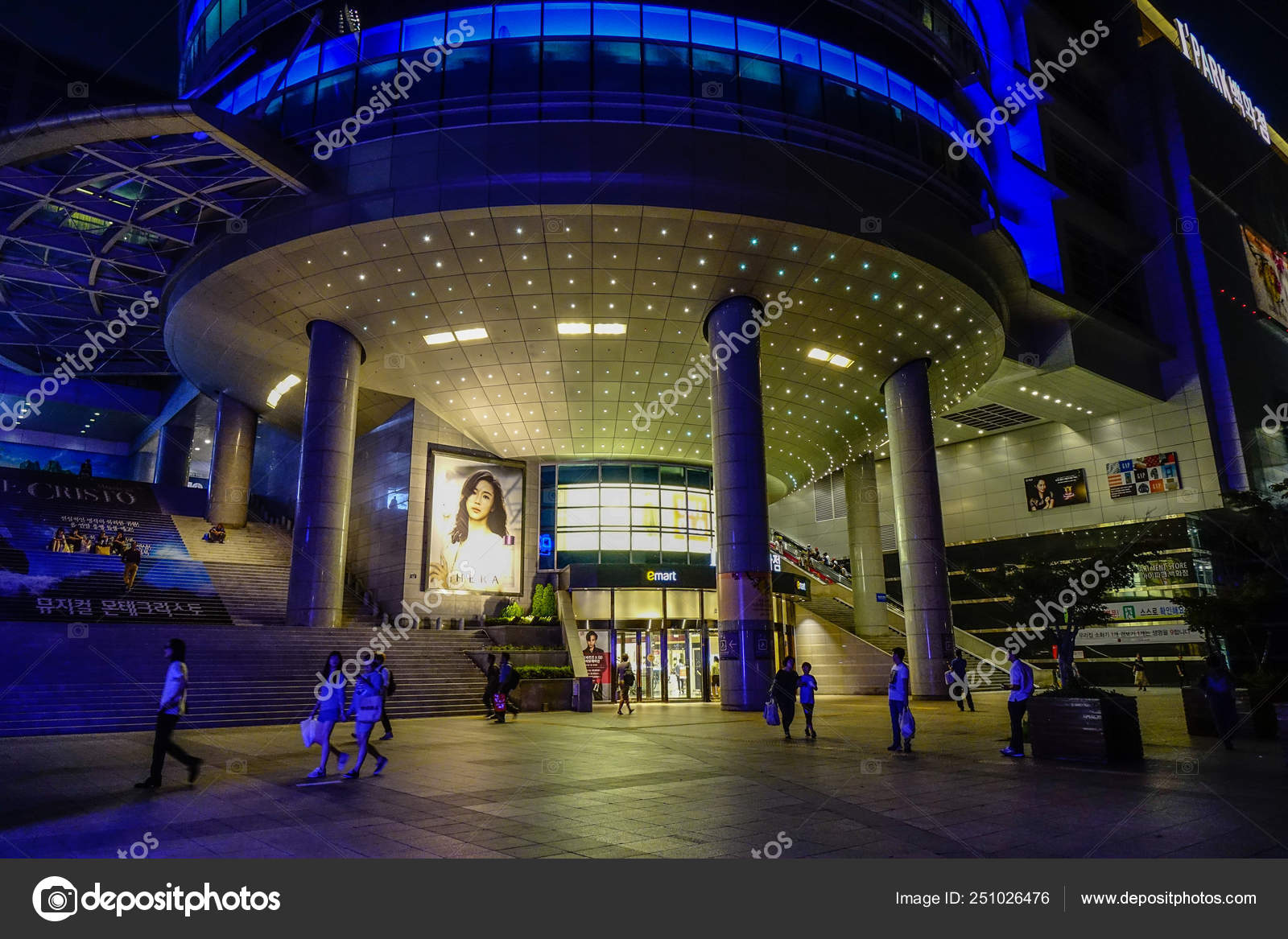 Interior Of Shopping Mall In Seoul S Korea Stock