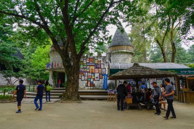 Ağaç parkta yürüyüş insanlar 