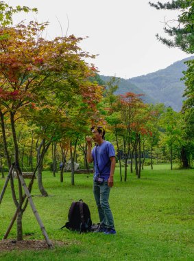 Bir adam sonbahar Parkı'nda ayakta