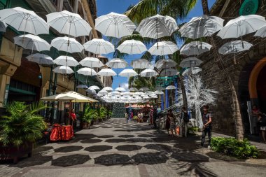 Beyaz şemsiye kentsel sokak dekorasyon