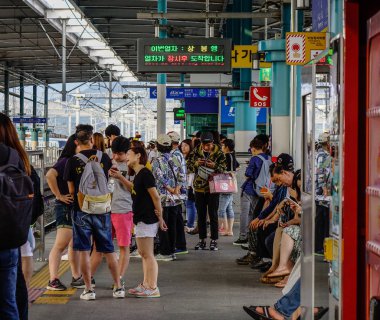 Grup tren bekliyorsun platformda insan