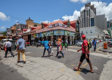 Port Louis sokakta yürüyen insanlar