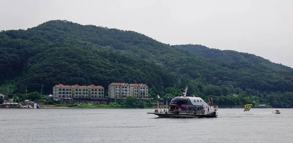 Turistas chegaram em Nami Island por um ferry — Fotografia de Stock