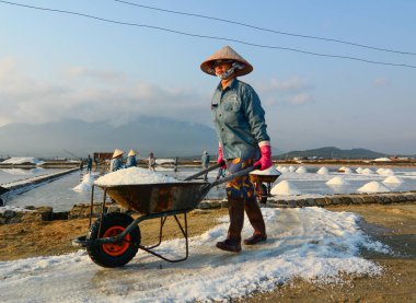 Yaz tuz sahada çalışan insanlar