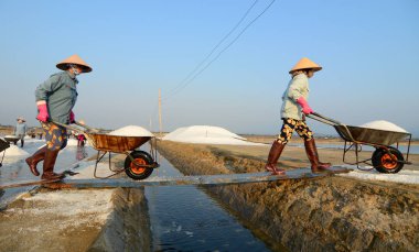 Yaz tuz sahada çalışan insanlar