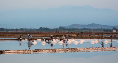 Yaz tuz sahada çalışan insanlar