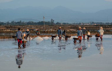Yaz tuz sahada çalışan insanlar
